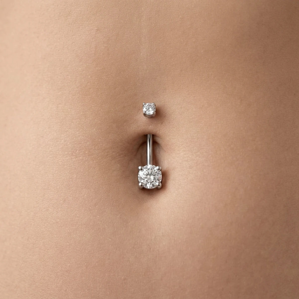Piercing nombril titane Aurea porté, barre banane cristal, piercing hypoallergénique sans nickel