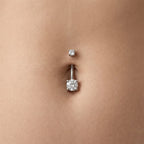 Piercing nombril titane Aurea porté, barre banane cristal, piercing hypoallergénique sans nickel