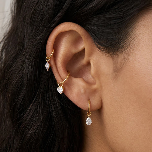 Hoops cartilage or Aurea portés sur l oreille — breloques kite, cœur et poire, or PVD hypoallergénique