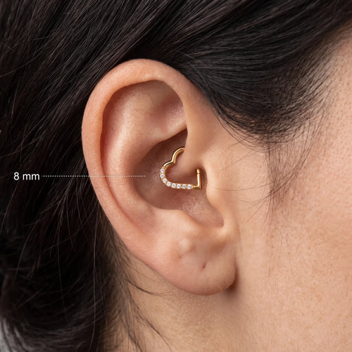 Daith heart or Aurea porté — taille 8 mm, pointe vers le visage, pavé visible, piercing hypoallergénique