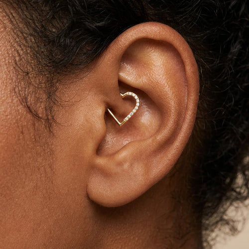 Clicker cœur daith or Aurea porté dans le daith, pavé cristal, or PVD hypoallergénique
